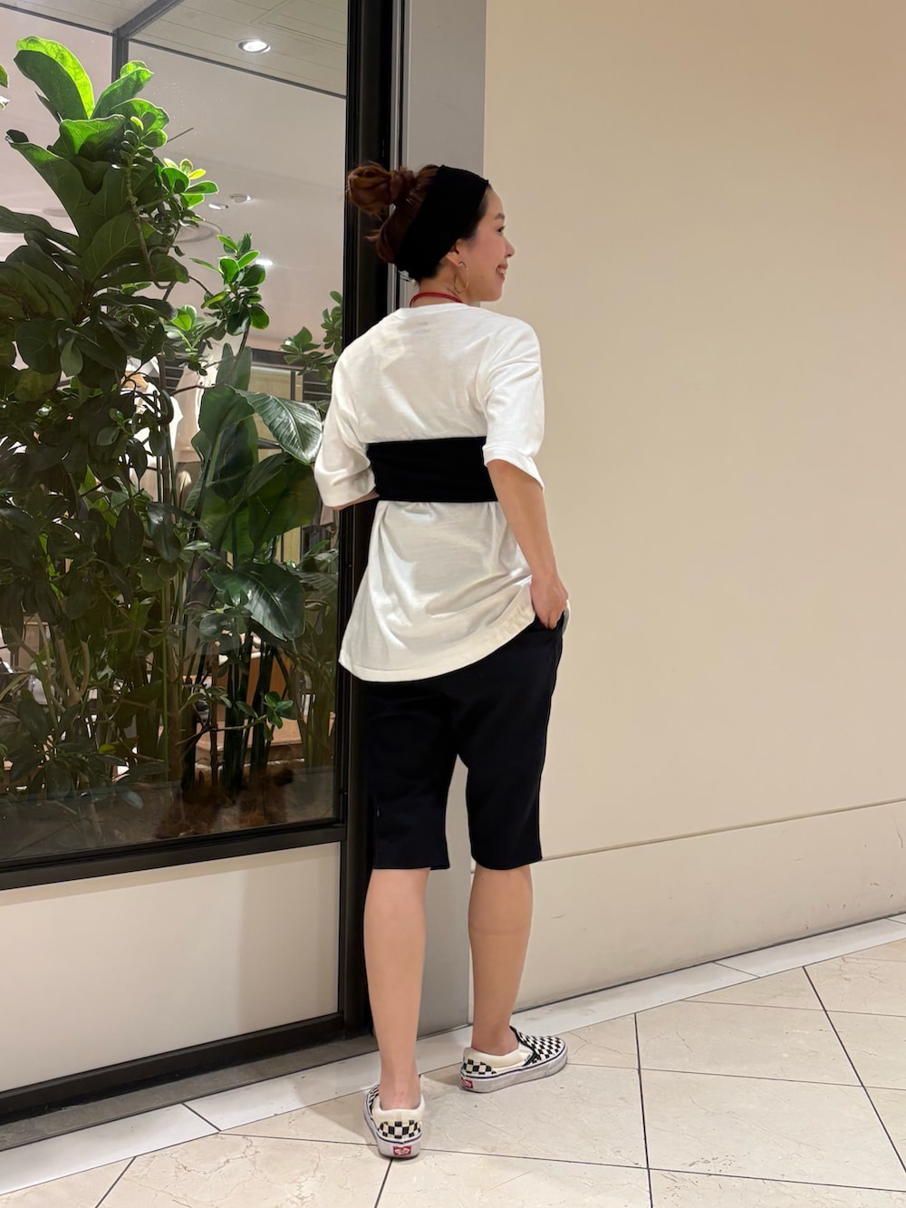 ブルー系のその他トップス、ブルー系のその他パンツ、ホワイト系のTシャツ/カットソーを着用したレディースの夏コーディネートの3枚目の写真