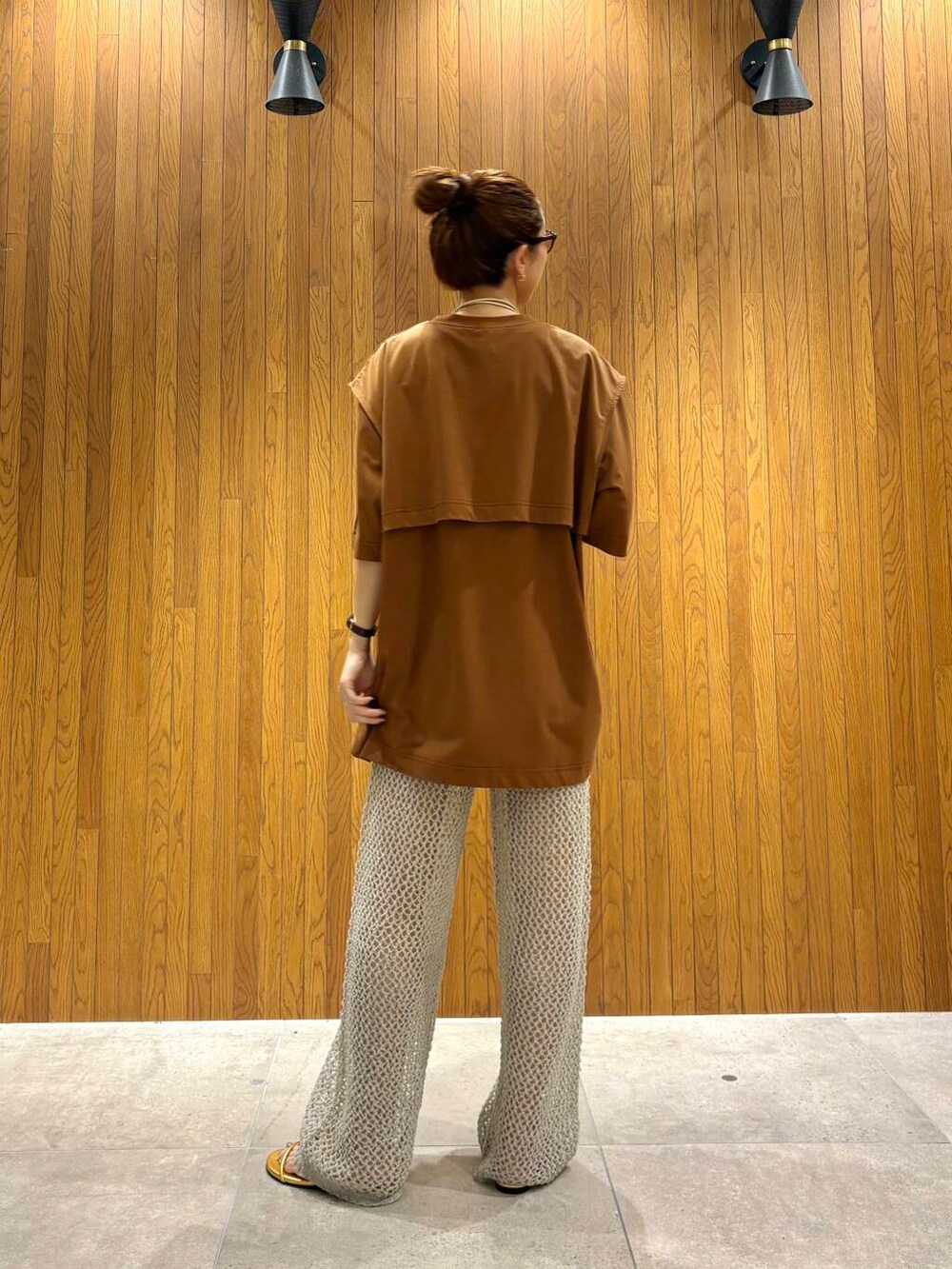 グレー系のその他パンツ、イエロー系のTシャツ/カットソーを着用したレディースの夏コーディネートの3枚目の写真