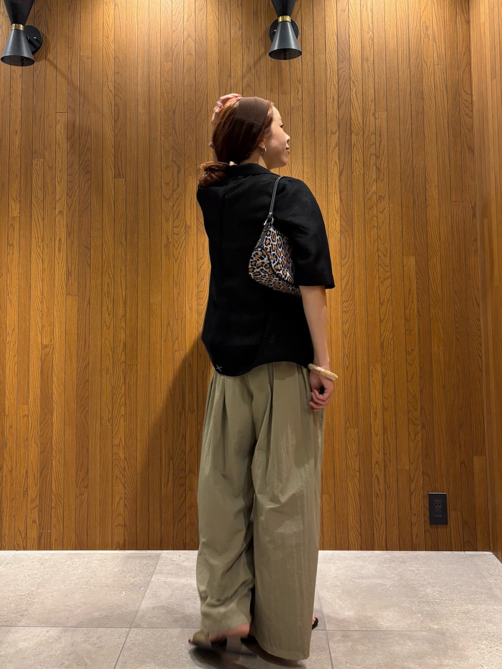 ホワイト系のTシャツ/カットソー、ホワイト系のキャミソール、ベージュ系のその他パンツを着用したレディースの夏コーディネートの6枚目の写真