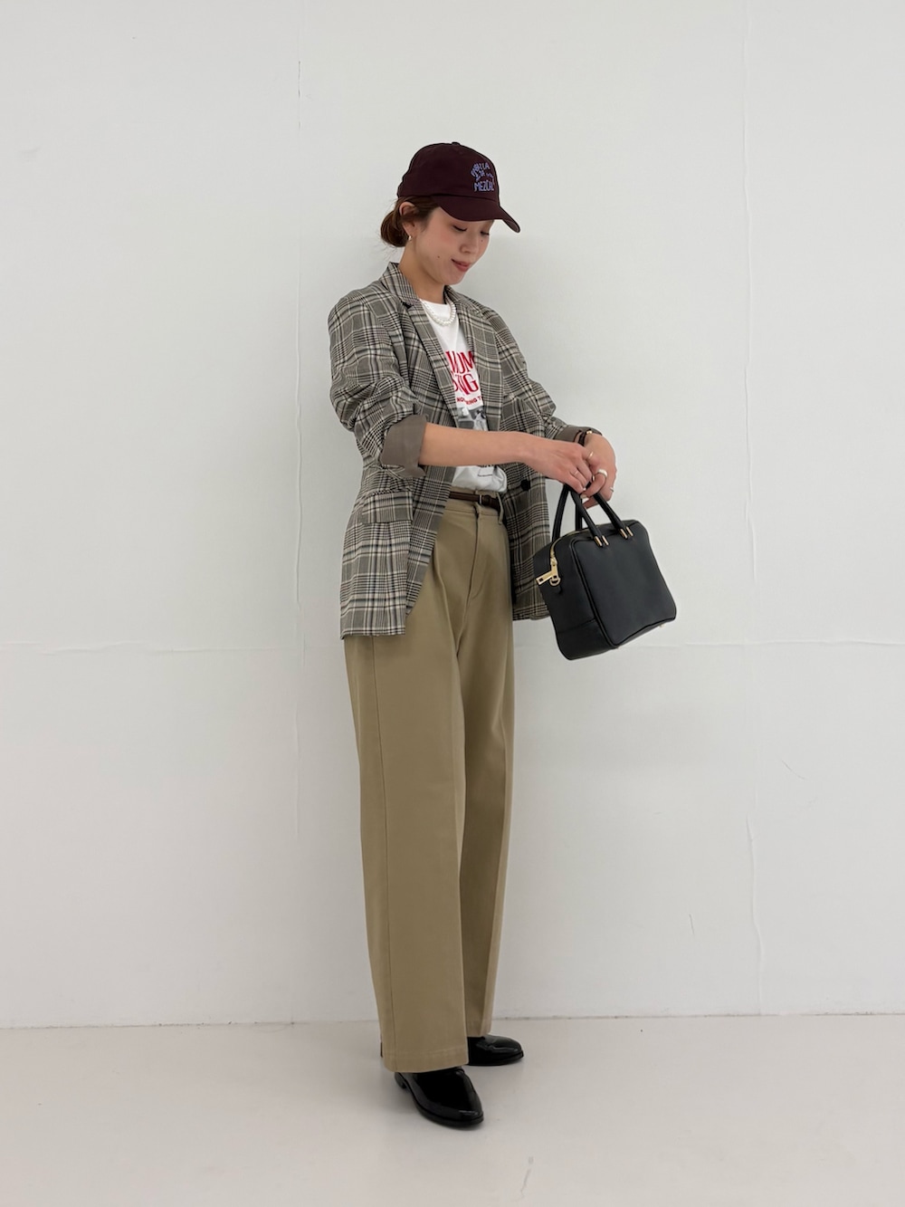 ブラック系のローファー、ホワイト系のTシャツ/カットソー、ベージュ系のその他パンツを着用したレディースの秋コーディネートの6枚目の写真