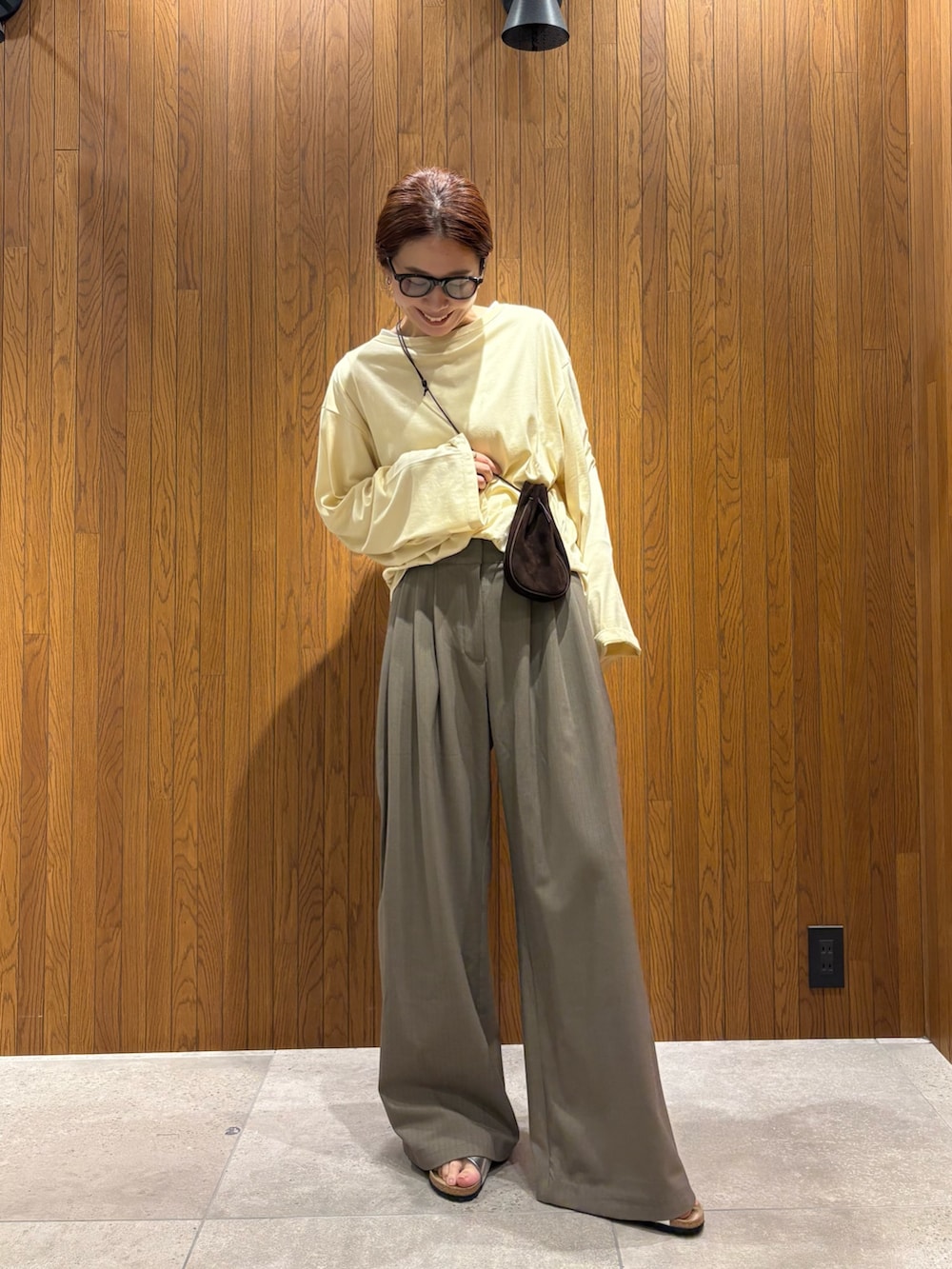 イエロー系のTシャツ/カットソー、シルバー系のサンダル、ブラウン系のショルダーバッグを着用したレディースの夏コーディネートの6枚目の写真
