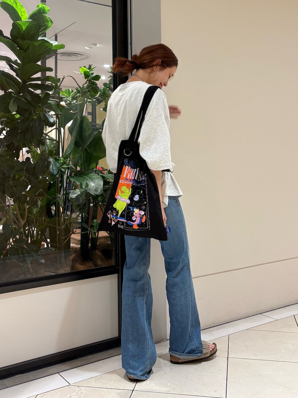 グレー系のTシャツ/カットソー、ブラック系のボディバッグ/ウエストポーチ、その他のトートバッグを着用したレディースの夏コーディネートの4枚目の写真