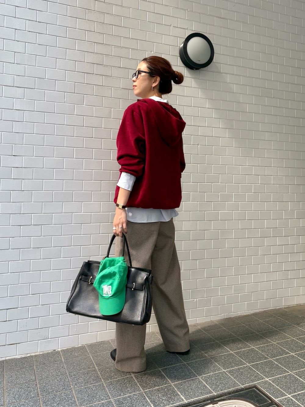 レッド系のパーカー、ブルー系のシャツ/ブラウス、グレー系のその他パンツを着用したレディースの秋コーディネートの6枚目の写真