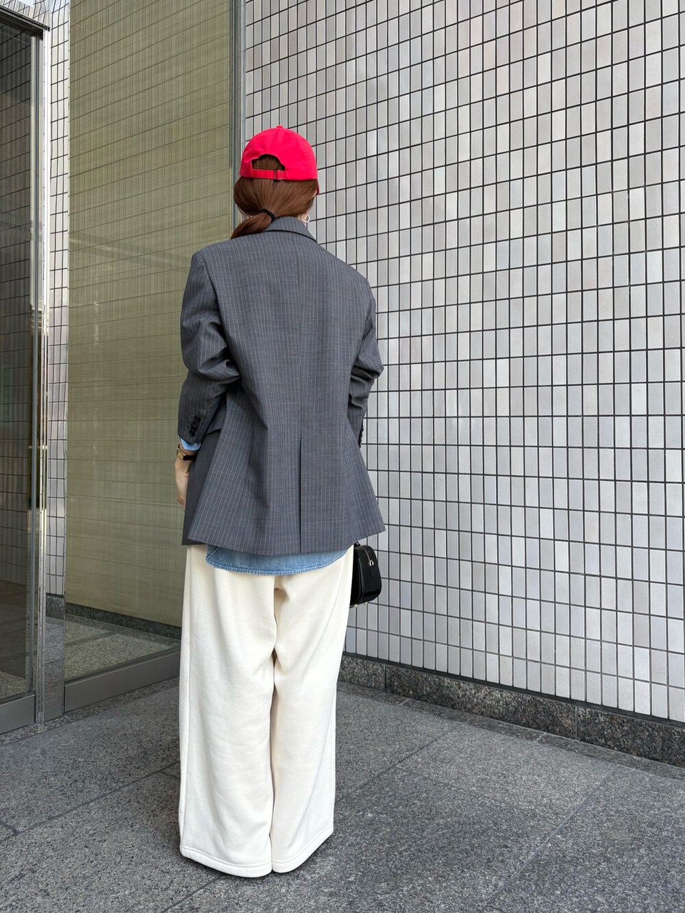 ホワイト系のその他パンツ、グレー系のその他アウター、その他のTシャツ/カットソーを着用したレディースの秋コーディネートの4枚目の写真