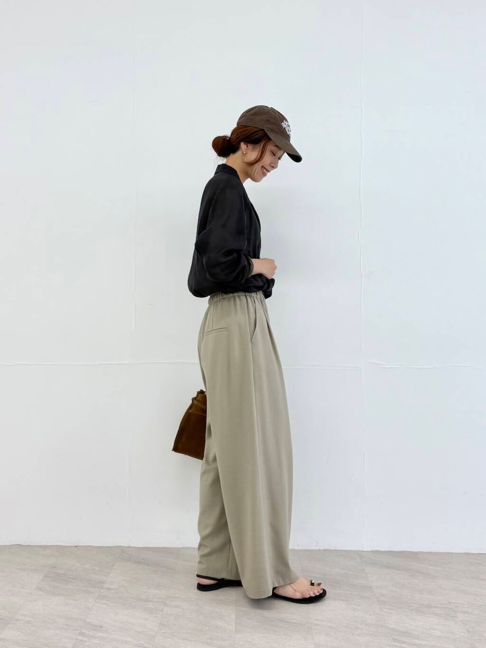 ホワイト系のキャミソール、ベージュ系のその他パンツ、ブラック系のその他アウターを着用したレディースの夏コーディネートの2枚目の写真