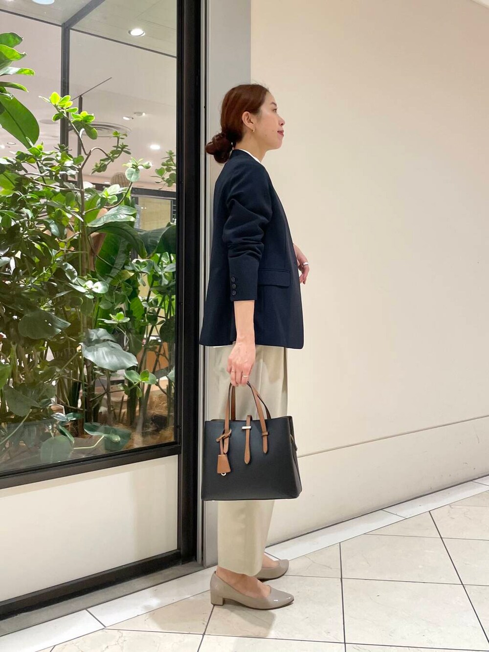 ブラック系のトートバッグ、ベージュ系のパンプス、ホワイト系のシャツ/ブラウスを着用したレディースの冬コーディネートの3枚目の写真