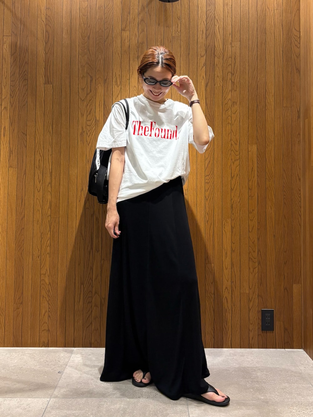 ホワイト系のTシャツ/カットソー、ブルー系のワンピース、ブラック系のショルダーバッグを着用したレディースの夏コーディネートの5枚目の写真