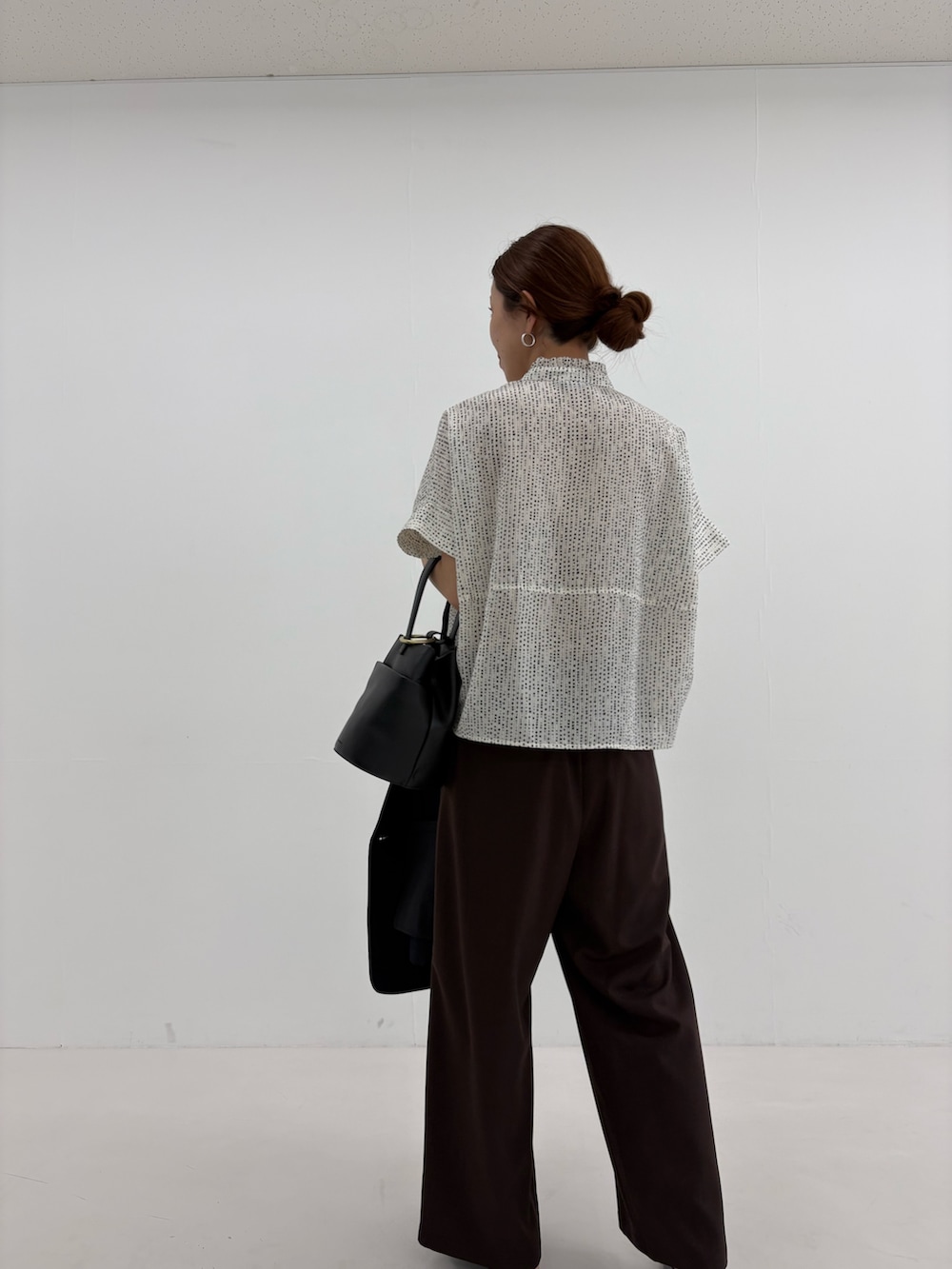 ブラック系のその他アウター、ホワイト系のシャツ/ブラウス、ブラウン系のその他パンツを着用したレディースの春コーディネートの8枚目の写真
