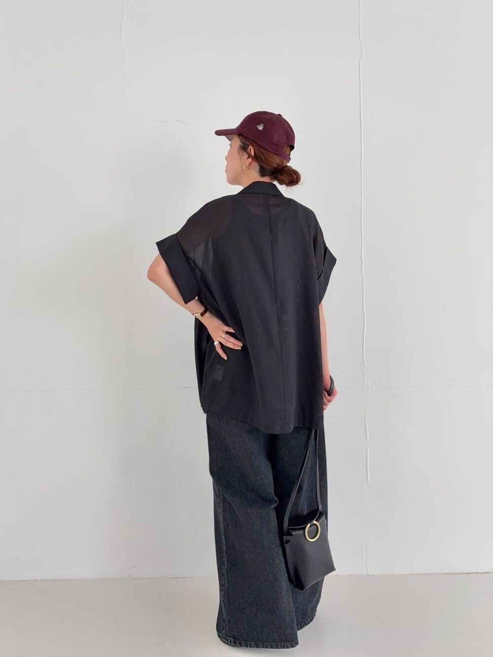 ブラック系のデニムパンツ、ブラック系のその他アウターを着用したレディースの夏コーディネートの4枚目の写真