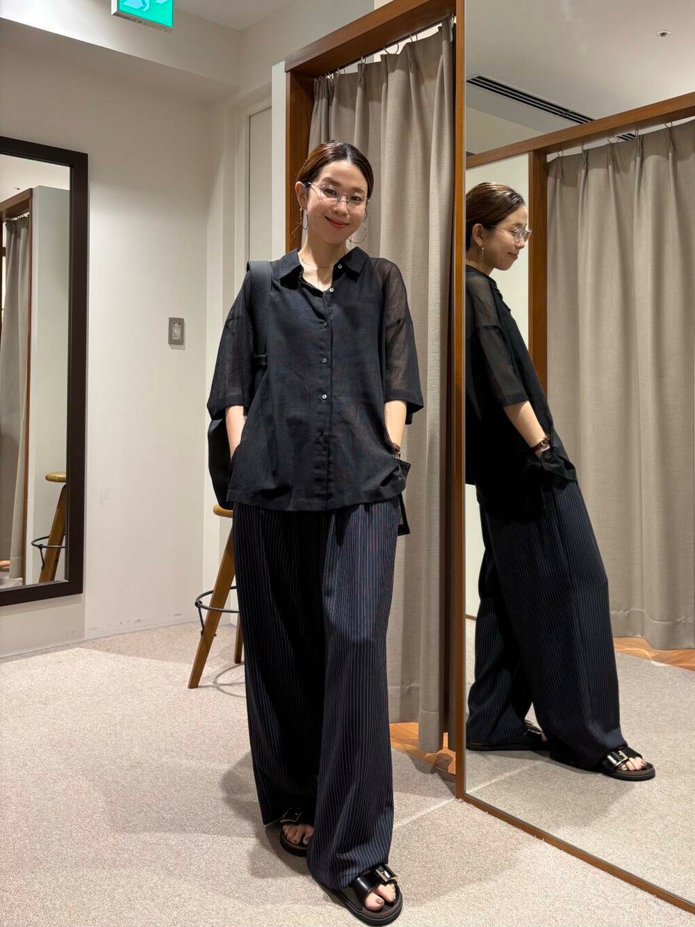 ブラック系のトートバッグ、ブラック系のサンダル、その他のその他パンツを着用したレディースの夏コーディネートの5枚目の写真