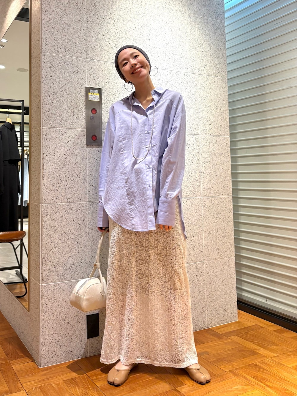 その他のシャツ/ブラウス、ホワイト系のスカート、ブルー系のデニムジャケットを着用したレディースの冬コーディネートの5枚目の写真