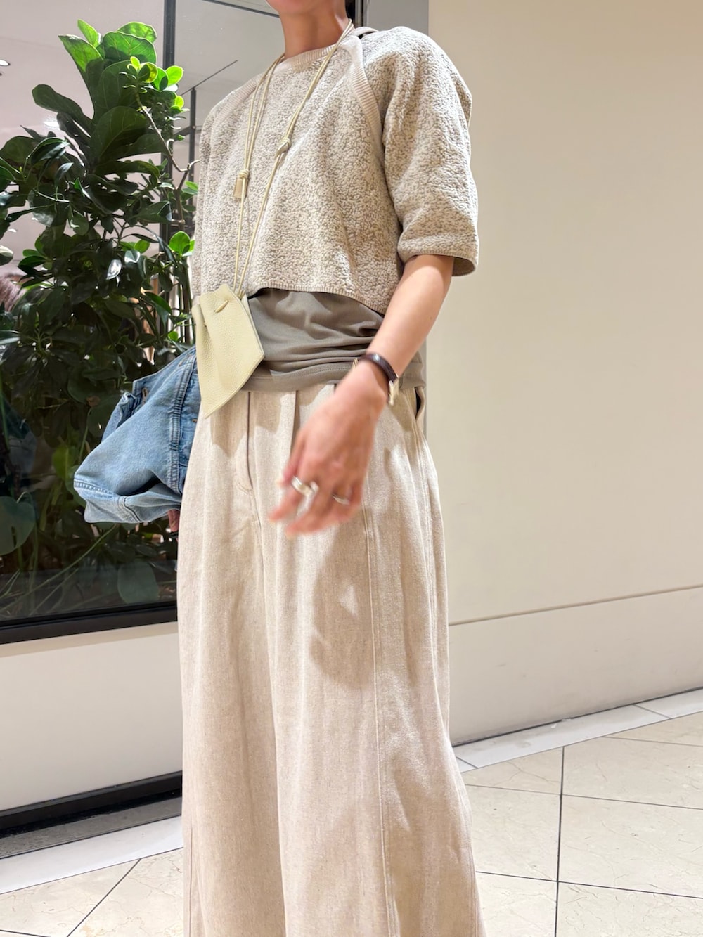 ブラウン系のニット/セーター、ホワイト系のその他パンツ、ブルー系のデニムジャケットを着用したレディースの冬コーディネートの8枚目の写真