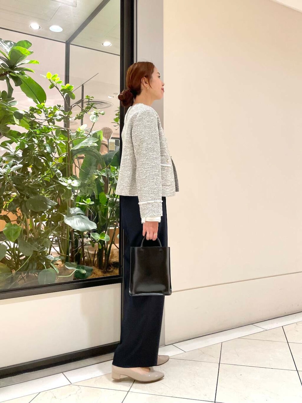 ベージュ系のパンプス、ブラック系のトートバッグ、ホワイト系のシャツ/ブラウスを着用したレディースの冬コーディネートの3枚目の写真