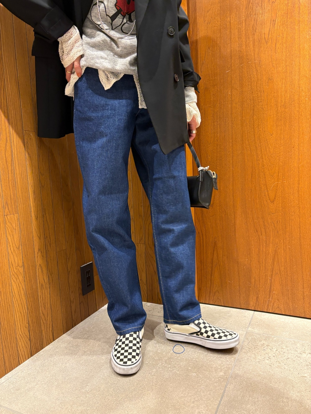 ブラック系のその他アウター、ホワイト系のシャツ/ブラウス、ブルー系のデニムパンツを着用したレディースの冬コーディネートの7枚目の写真