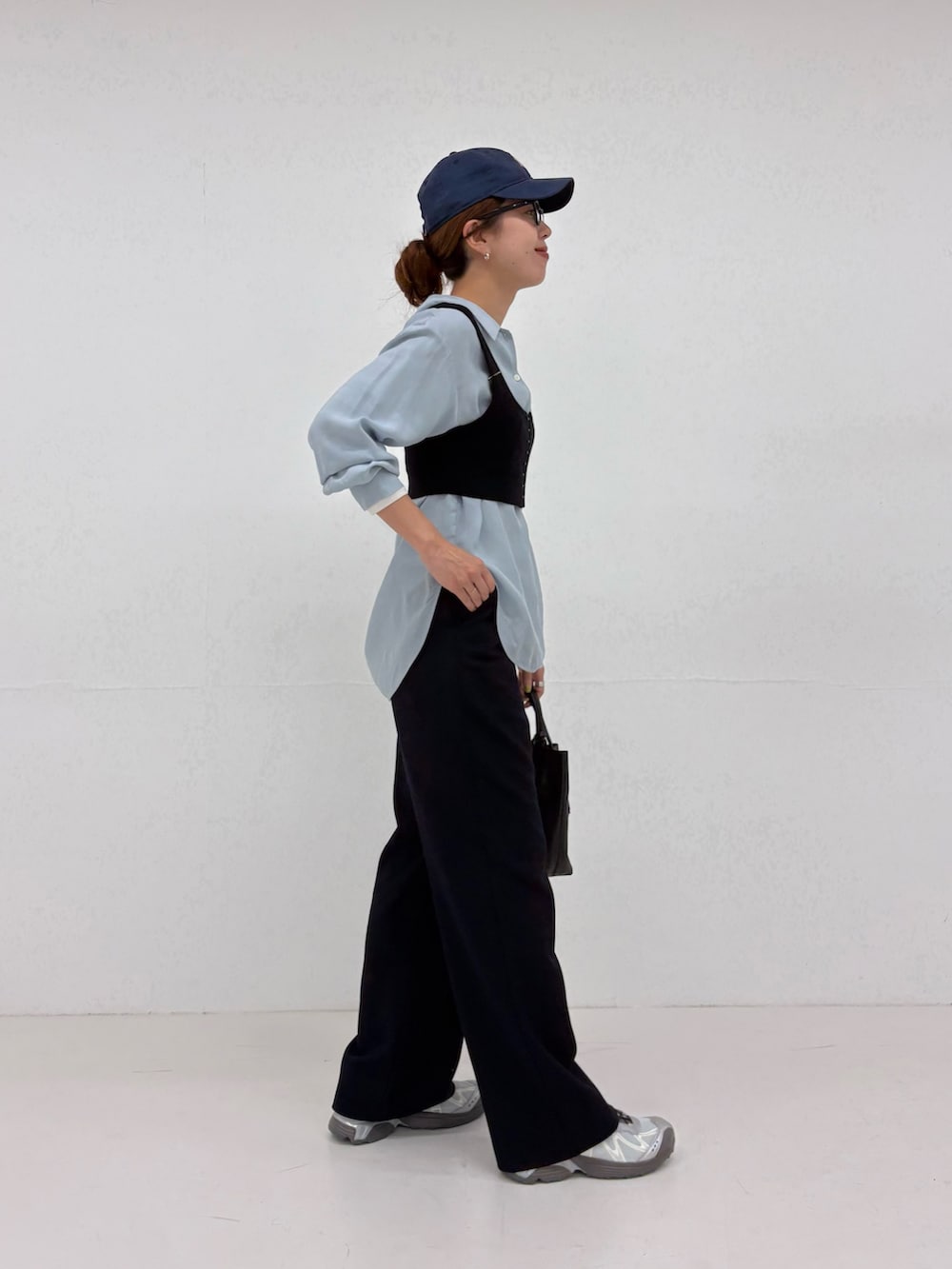 ブラック系のニット/セーター、ブルー系のシャツ/ブラウス、ブルー系のその他パンツを着用したレディースの夏コーディネートの5枚目の写真