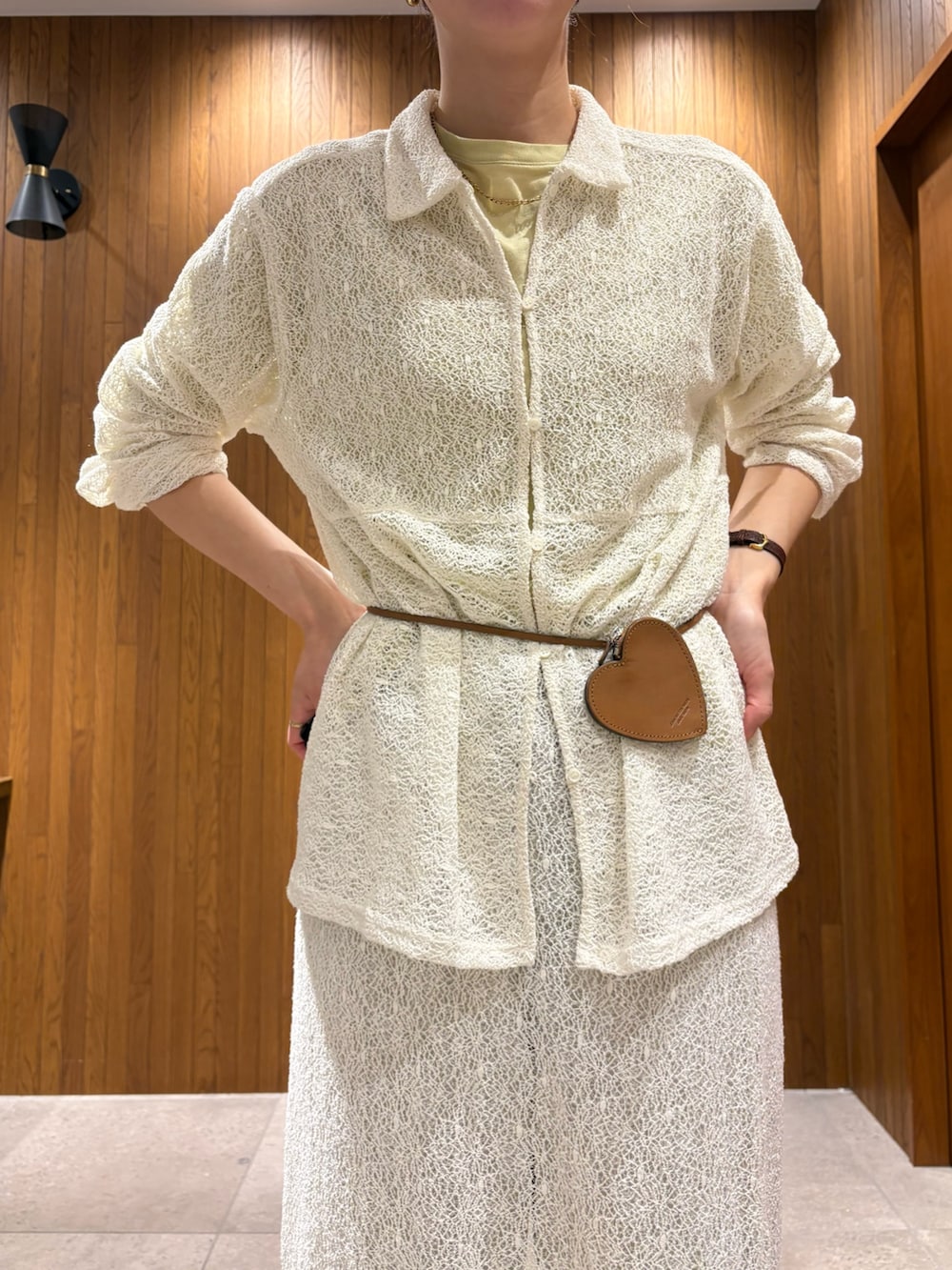 ホワイト系のシャツ/ブラウス、ホワイト系のスカート、ホワイト系のスニーカーを着用したレディースの春コーディネートの5枚目の写真