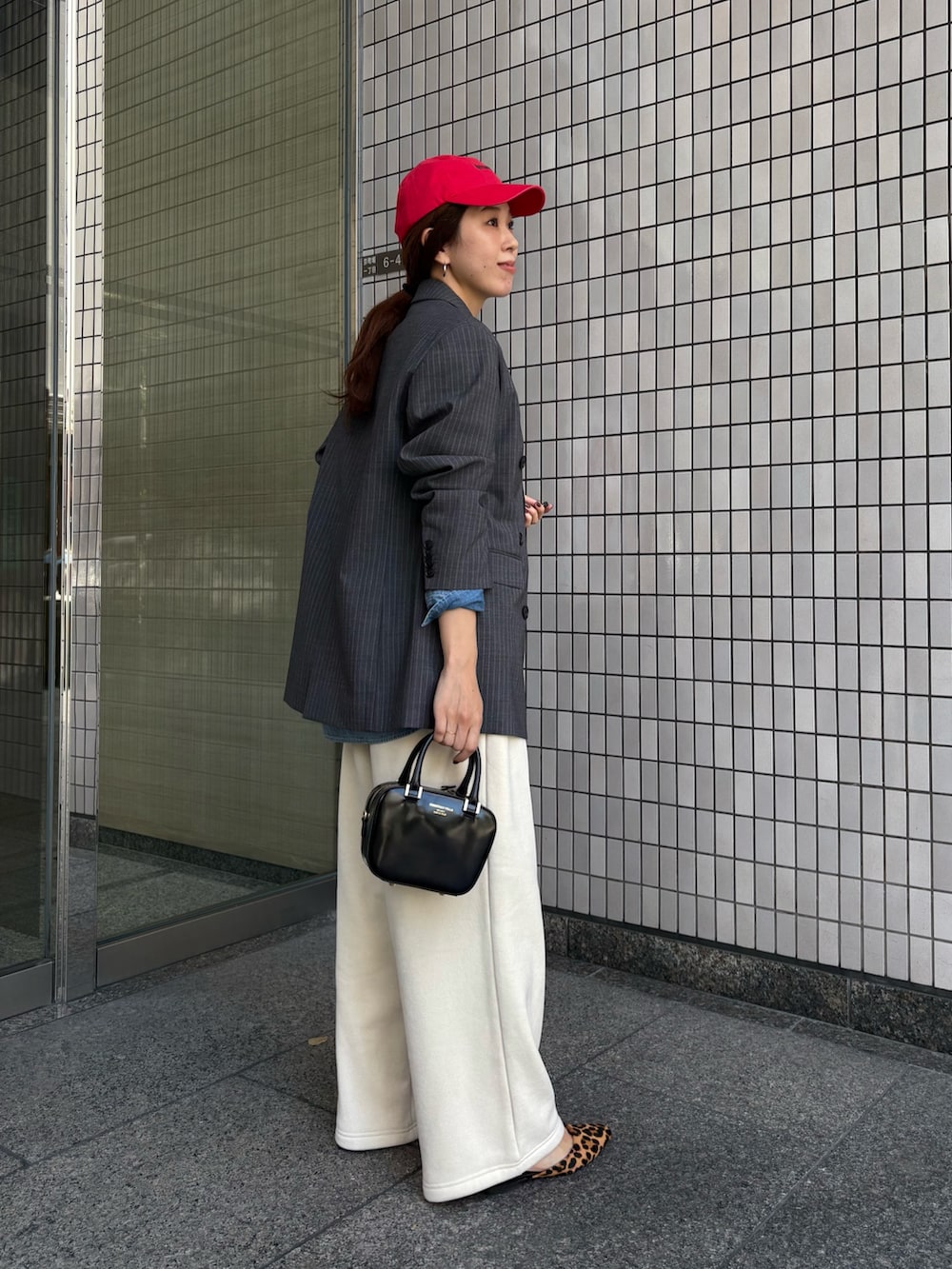 ホワイト系のその他パンツ、グレー系のその他アウター、その他のTシャツ/カットソーを着用したレディースの秋コーディネートの3枚目の写真