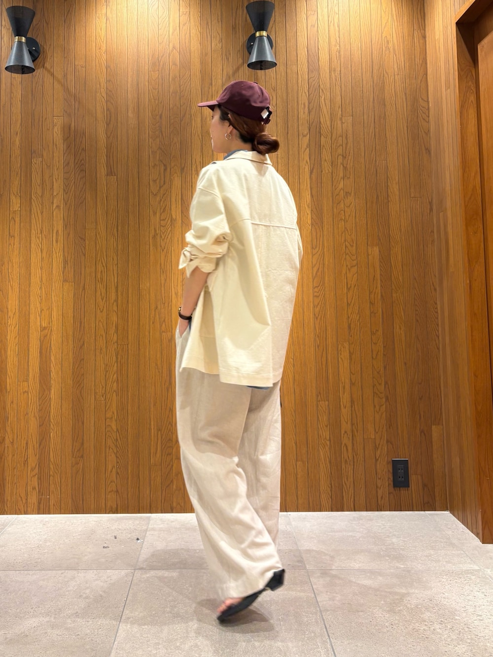 ホワイト系のその他パンツ、ブルー系のシャツ/ブラウス、ブラック系のサンダルを着用したレディースの春コーディネートの2枚目の写真