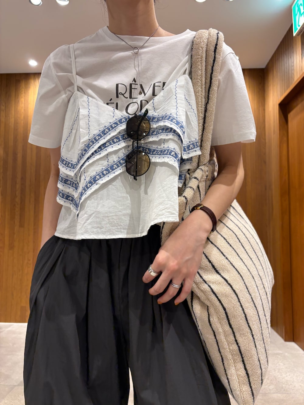グレー系のその他パンツ、その他のTシャツ/カットソー、ホワイト系のトートバッグを着用したレディースの春コーディネートの7枚目の写真