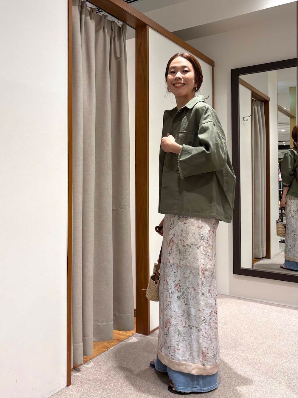 ホワイト系のキャミソール、その他のワンピース、ブルー系のデニムパンツを着用したレディースの夏コーディネートの7枚目の写真