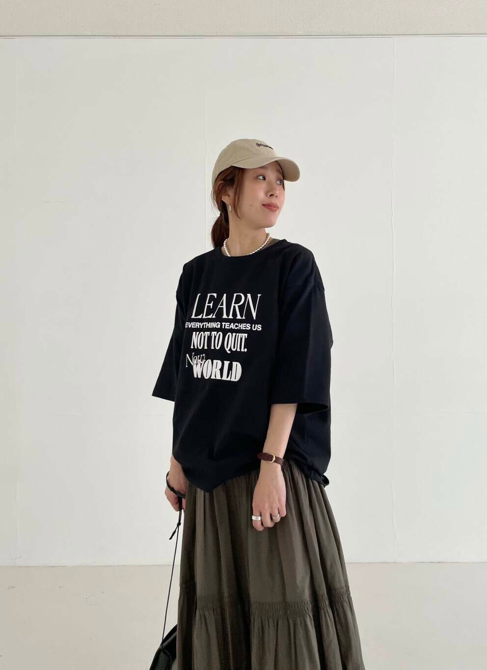 シルバー系のスニーカー、その他のTシャツ/カットソー、グリーン系のワンピースを着用したレディースの春コーディネートの4枚目の写真