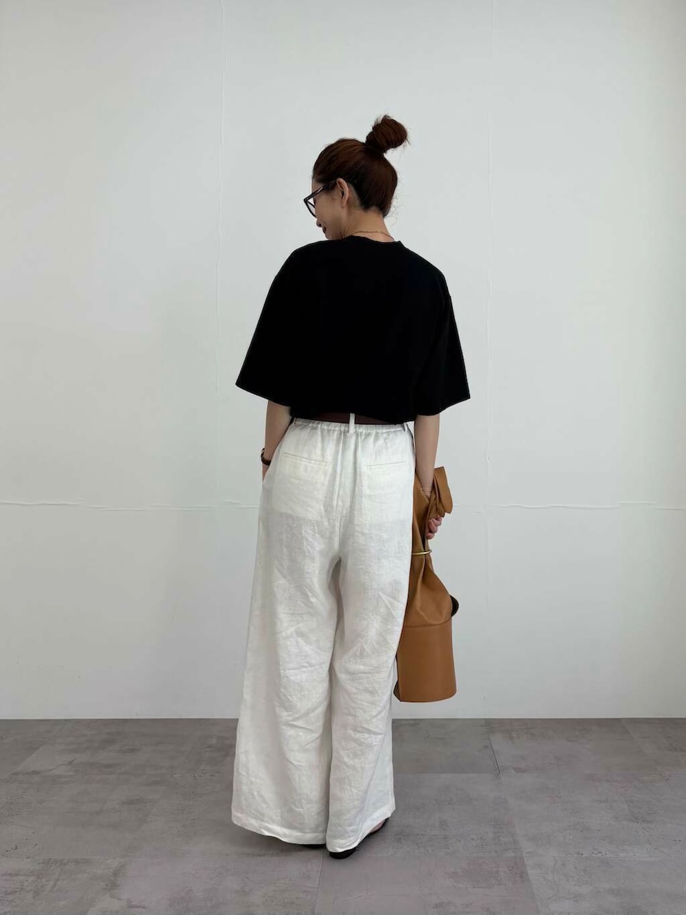 ホワイト系のその他パンツ、ブラウン系のサンダル、ホワイト系の長傘を着用したレディースの夏コーディネートの5枚目の写真