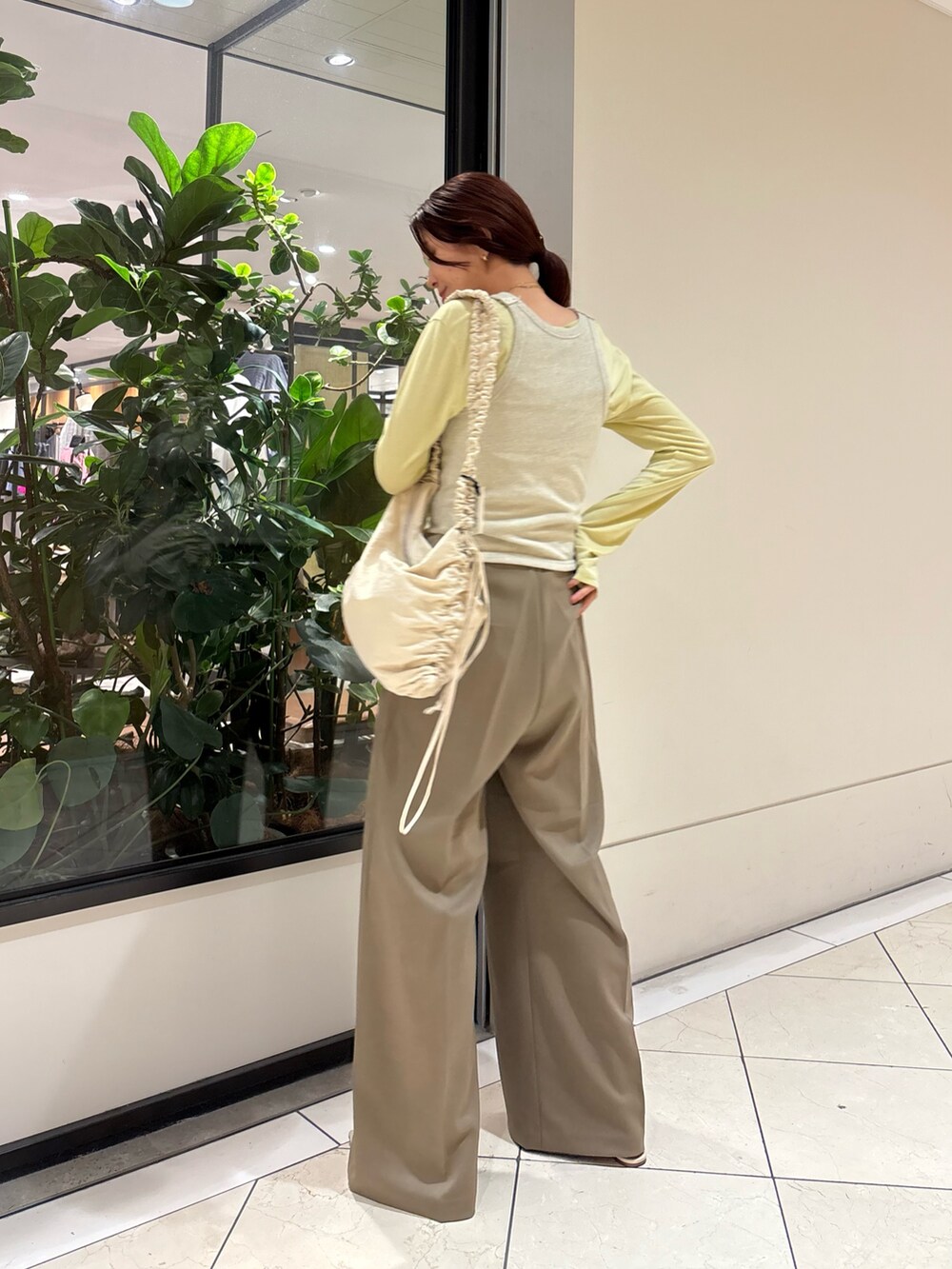 ブラウン系のその他パンツ、グレー系のスカート、ホワイト系のショルダーバッグを着用したレディースの秋コーディネートの3枚目の写真