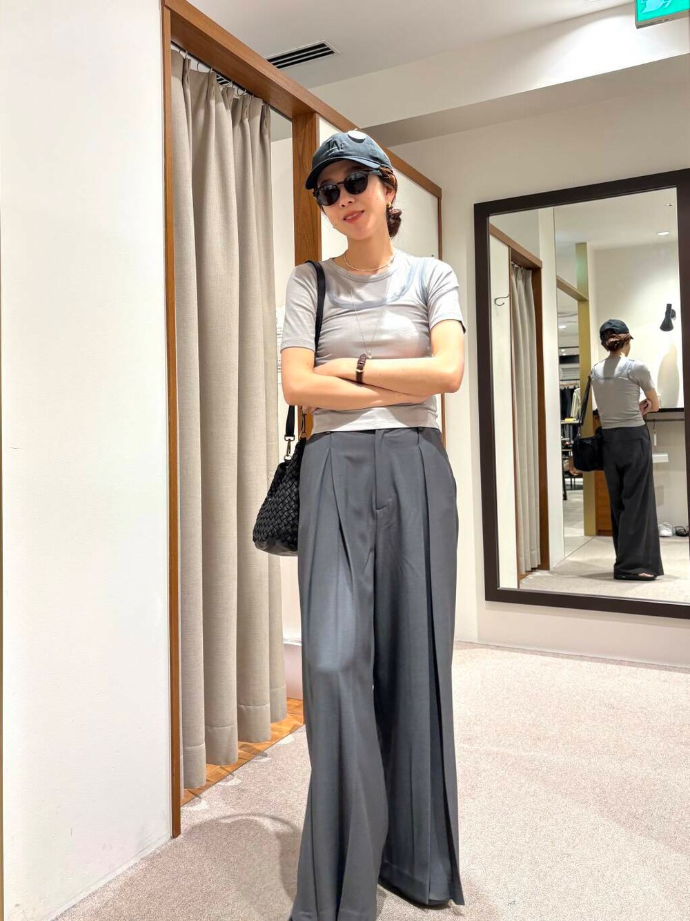 グレー系のその他パンツ、ブラック系のサンダル、ブラック系のトートバッグを着用したレディースの春コーディネートの6枚目の写真