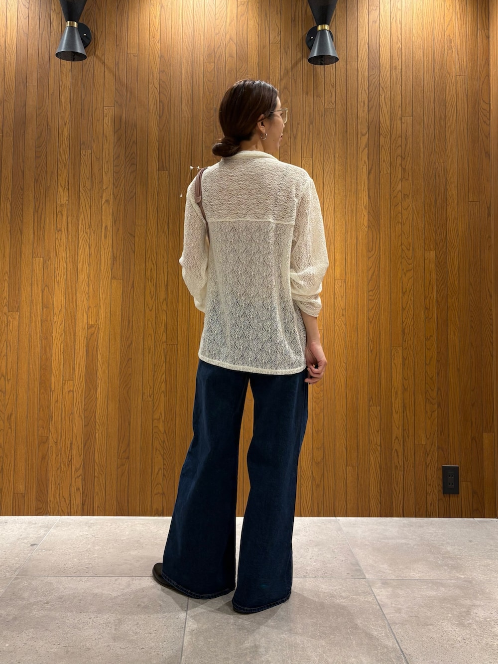 ホワイト系のシャツ/ブラウス、ブルー系のデニムパンツ、ピンク系のショルダーバッグを着用したレディースの冬コーディネートの3枚目の写真