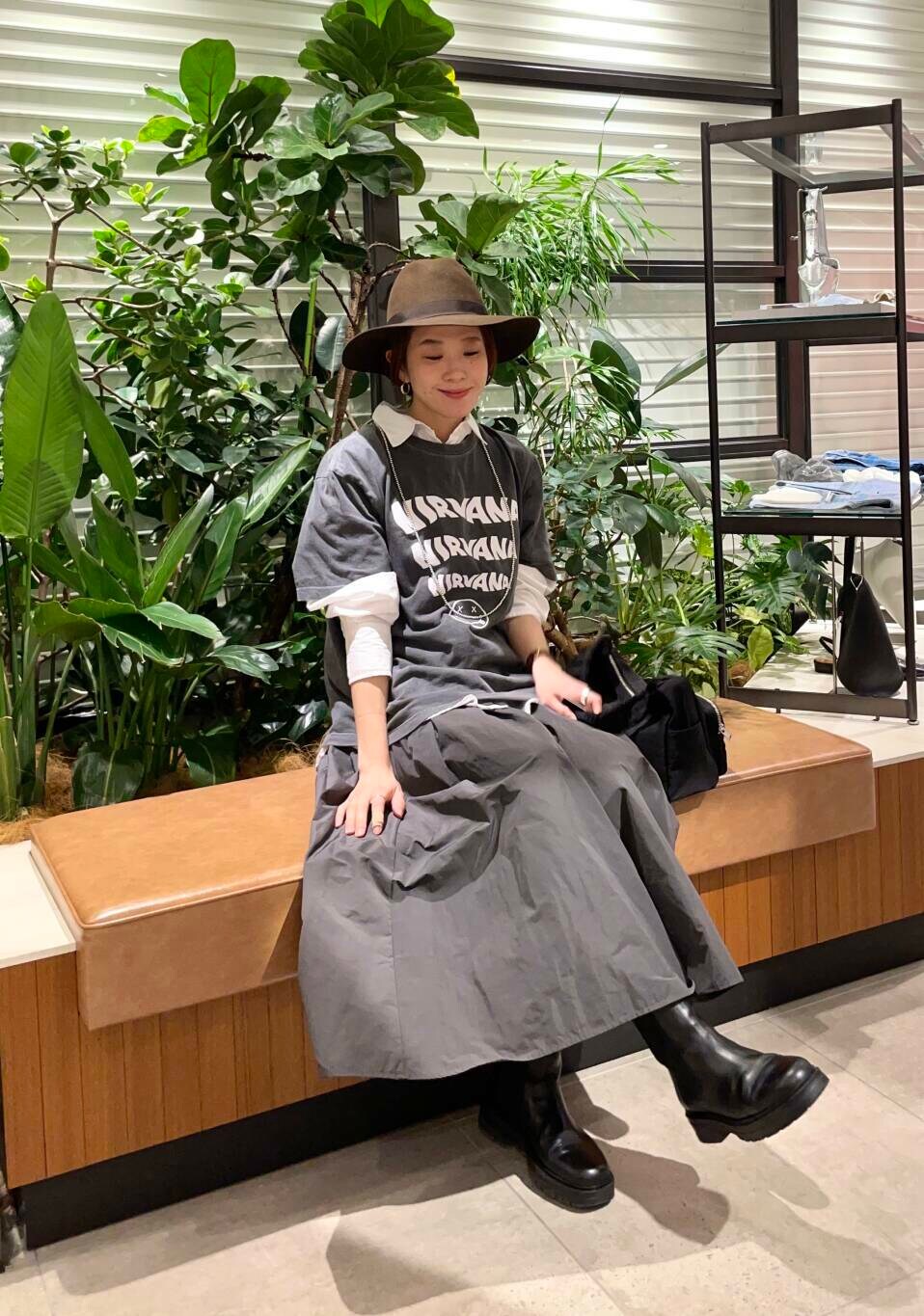 ブラック系のショルダーバッグ、ホワイト系のシャツ/ブラウス、グレー系のスカートを着用したレディースの冬コーディネートの4枚目の写真