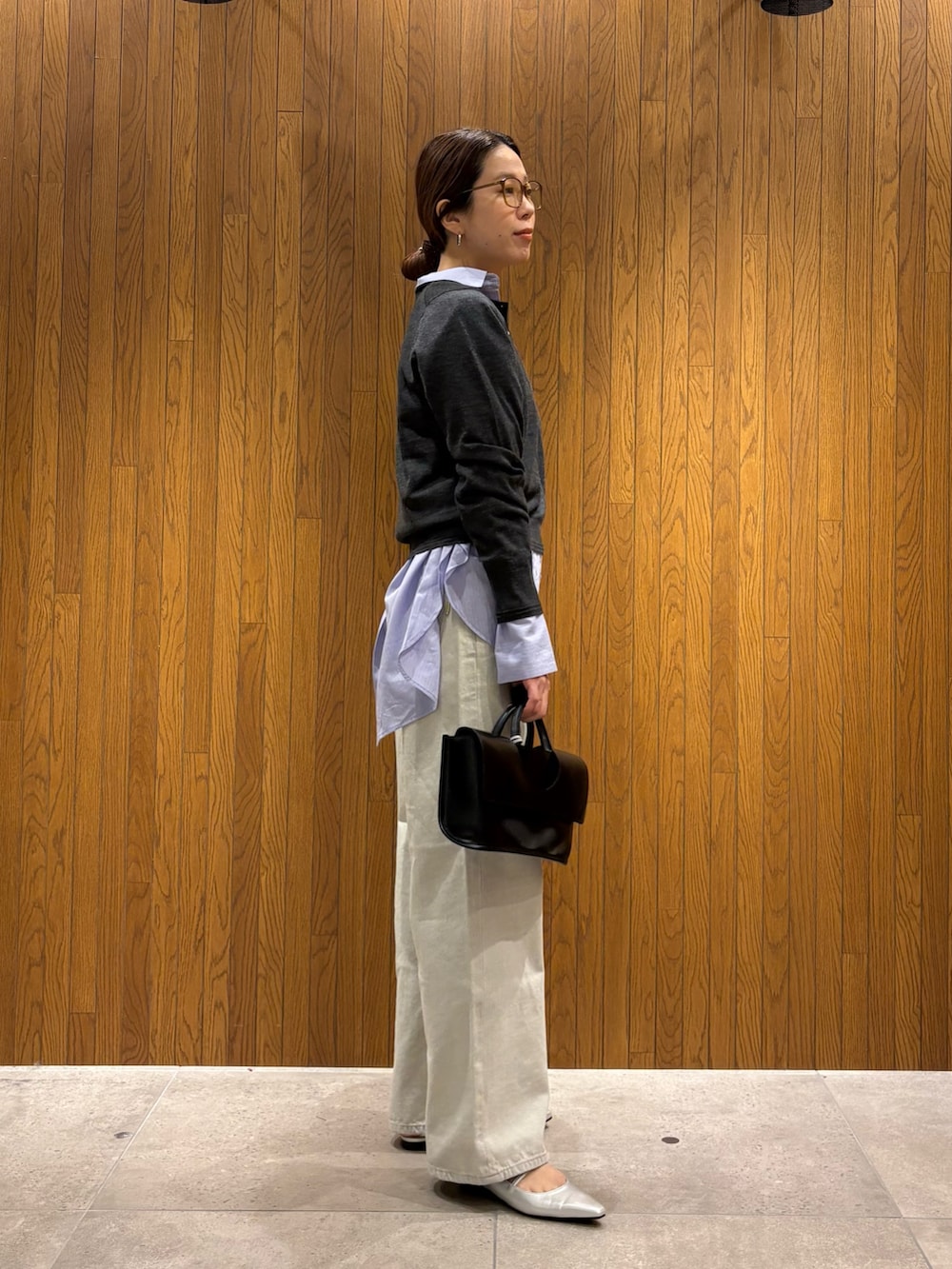 その他のシャツ/ブラウス、グレー系のデニムパンツ、シルバー系のパンプスを着用したレディースの冬コーディネートの9枚目の写真