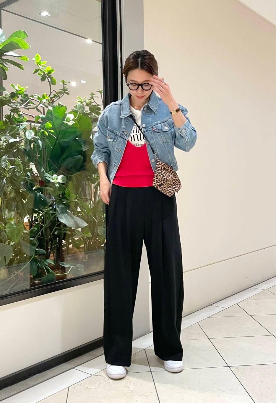 ブルー系のデニムジャケット、ブラック系のその他パンツ、その他のTシャツ/カットソーを着用したレディースの冬コーディネートの2枚目の写真