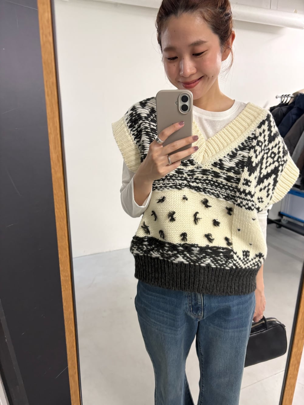 ブラウン系のスニーカー、ホワイト系のTシャツ/カットソー、ホワイト系のダウンジャケット/コートを着用したレディースの夏コーディネートの9枚目の写真