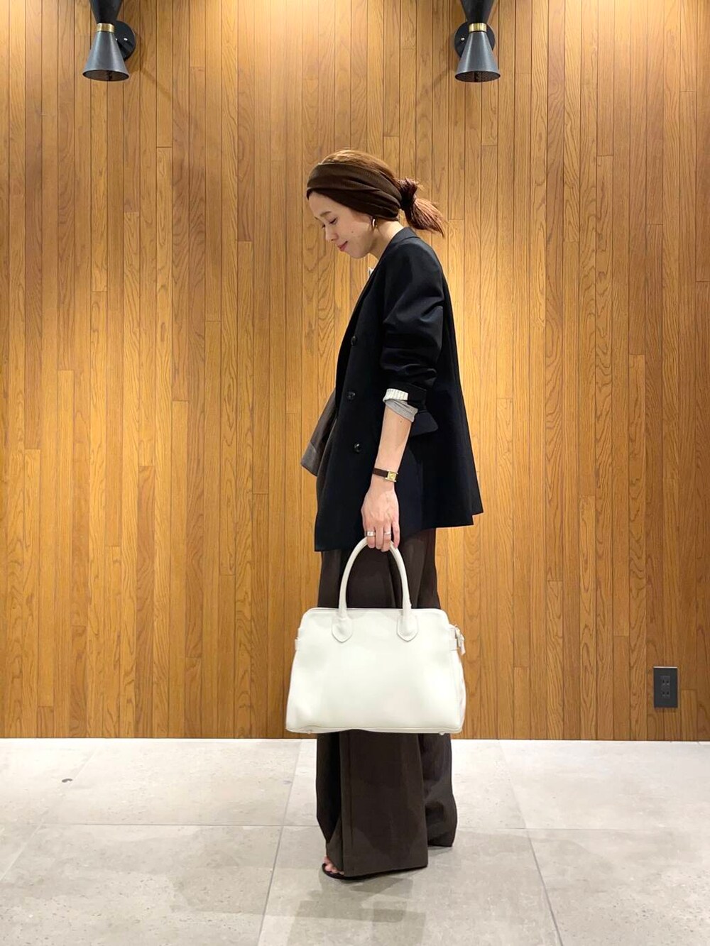 ブラック系のその他アウター、ブラウン系のサロペット/オーバーオール、グレー系のTシャツ/カットソーを着用したレディースの春コーディネートの2枚目の写真