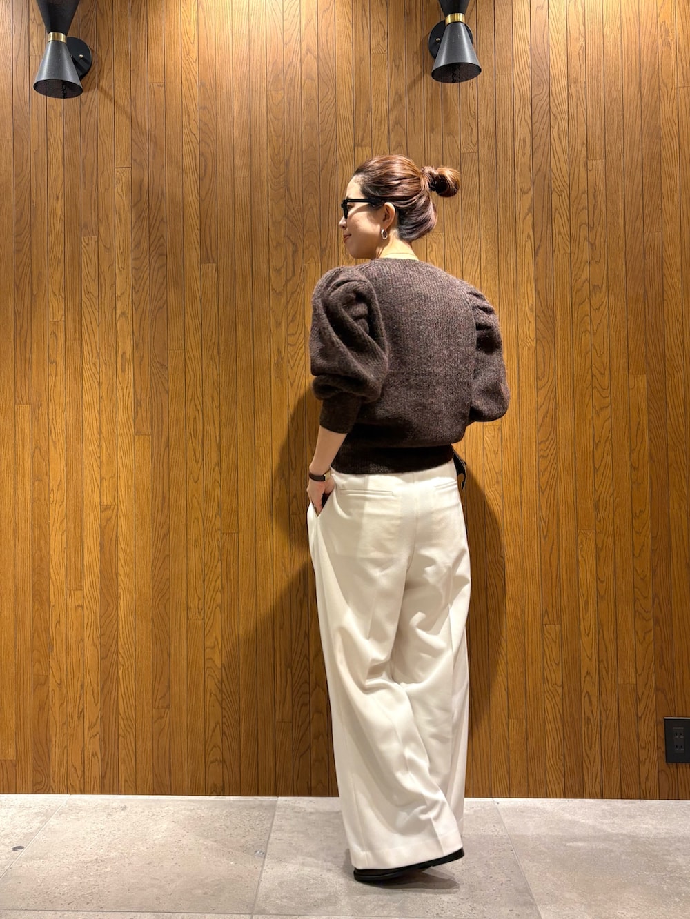 ブルー系のテーラードジャケット、ホワイト系のその他パンツ、ブラック系のショルダーバッグを着用したレディースの冬コーディネートの6枚目の写真