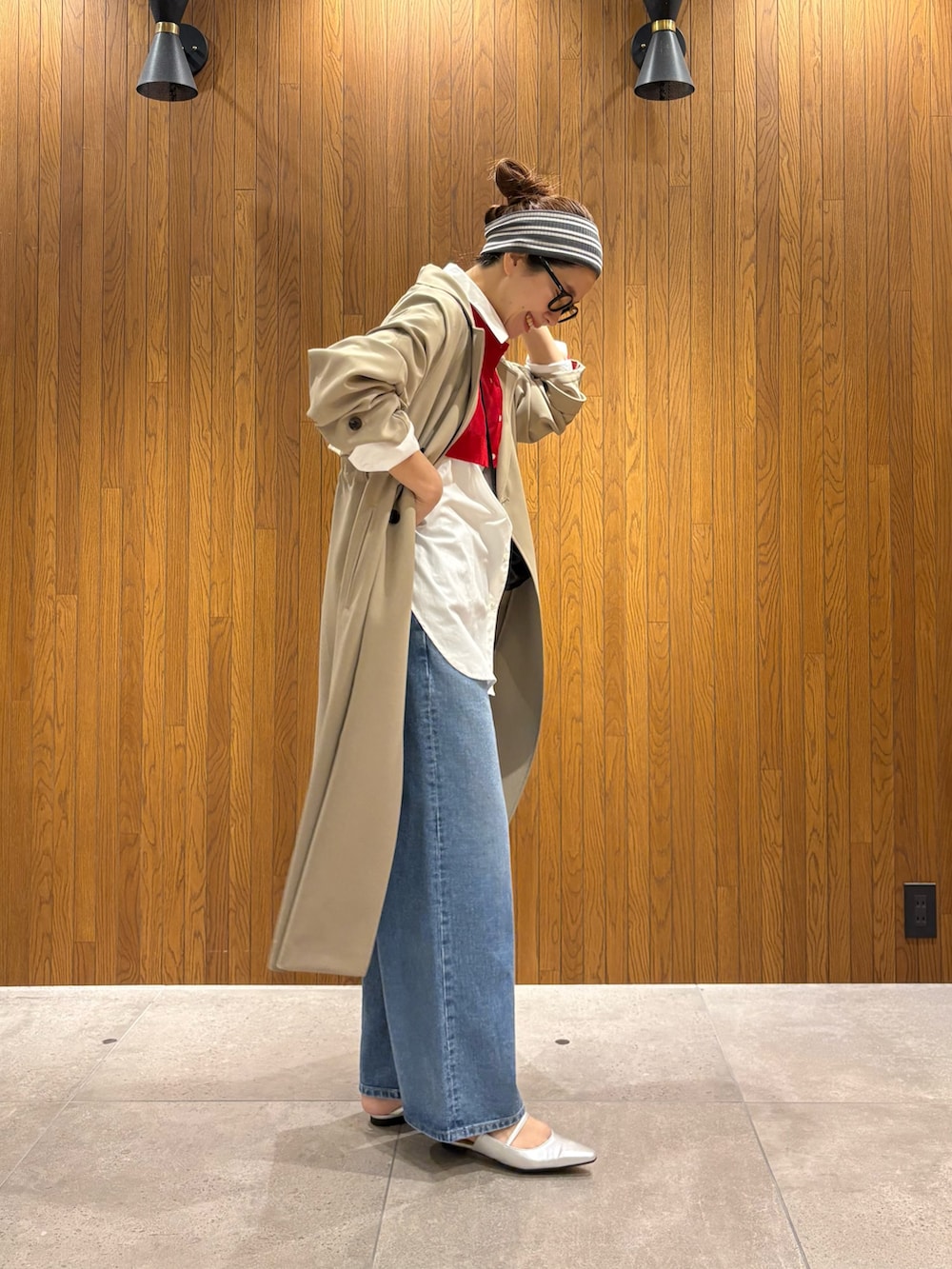 ベージュ系のトレンチコート、ブルー系のデニムパンツ、シルバー系のパンプスを着用したレディースの春コーディネートの4枚目の写真