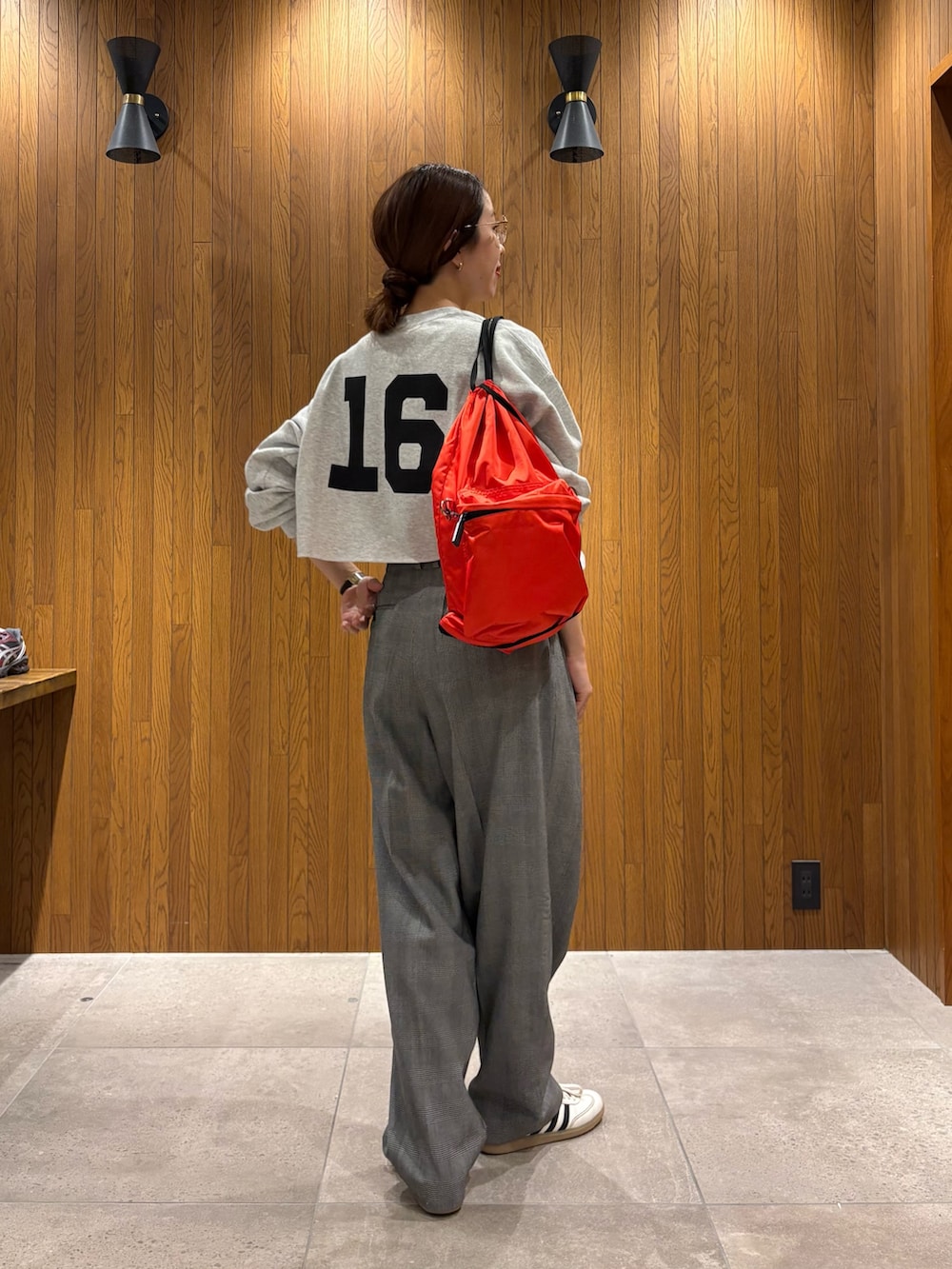 グレー系のスウェット、その他のその他パンツ、ホワイト系のスニーカーを着用したレディースの春コーディネートの3枚目の写真