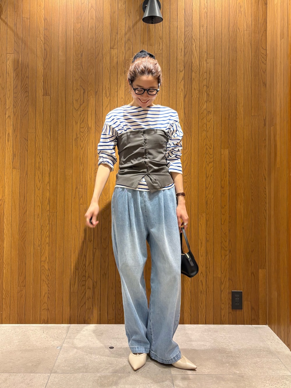 ブルー系のデニムパンツ、グレー系のスカート、ブルー系のTシャツ/カットソーを着用したレディースの春コーディネートの6枚目の写真