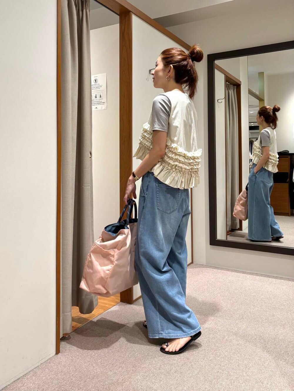 ピンク系のトートバッグ、ブルー系のデニムパンツ、ホワイト系のシャツ/ブラウスを着用したレディースの夏コーディネートの7枚目の写真