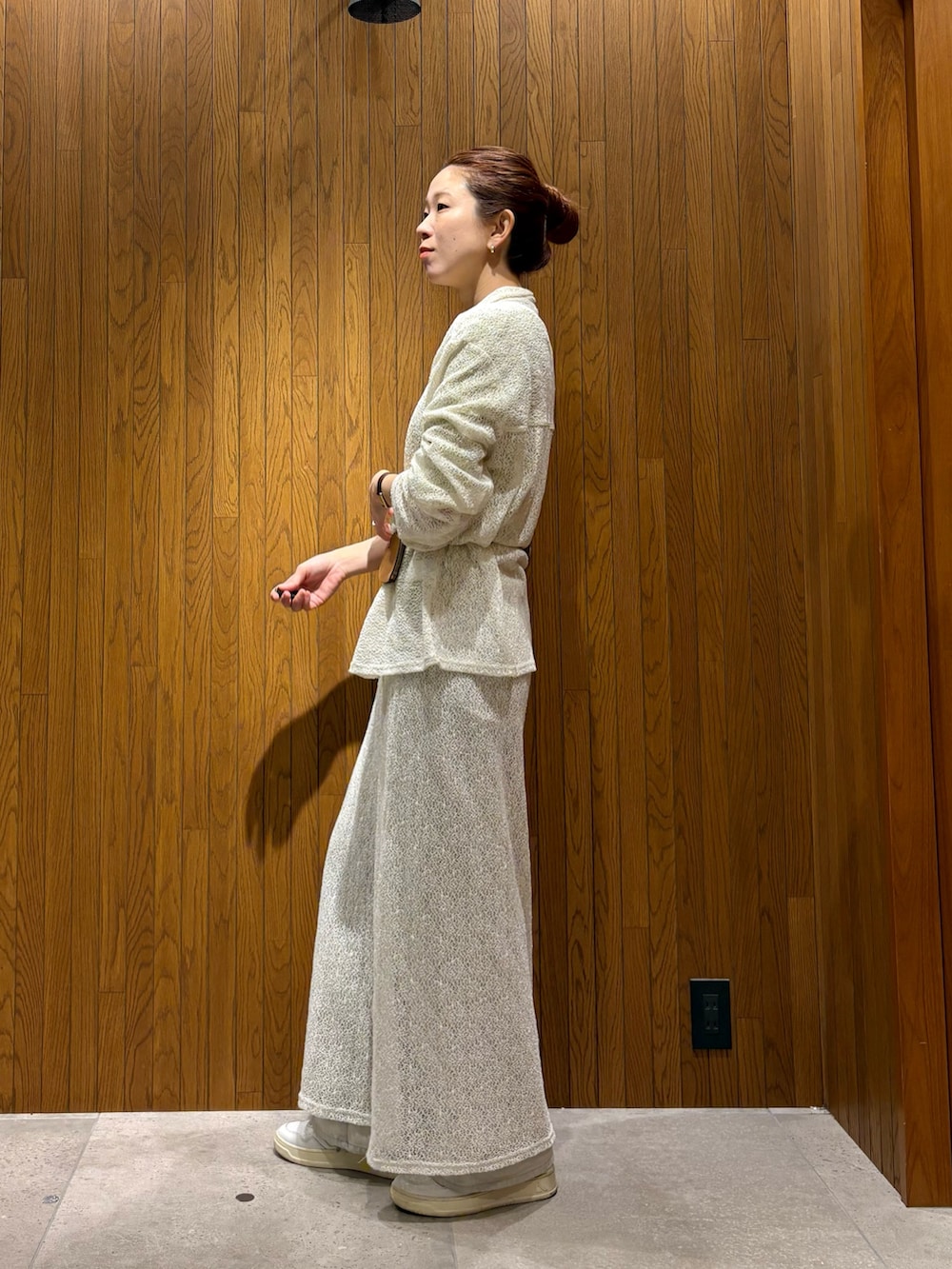 ホワイト系のシャツ/ブラウス、ホワイト系のスカート、ホワイト系のスニーカーを着用したレディースの春コーディネートの2枚目の写真