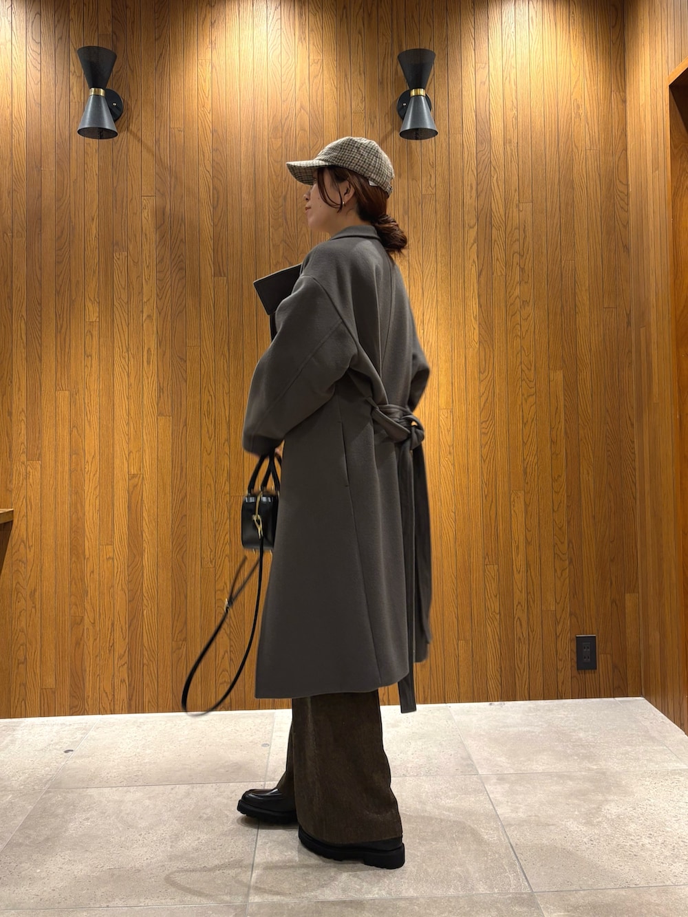 イエロー系のその他パンツ、ブラック系のローファー、ブラック系のショルダーバッグを着用したレディースの冬コーディネートの4枚目の写真