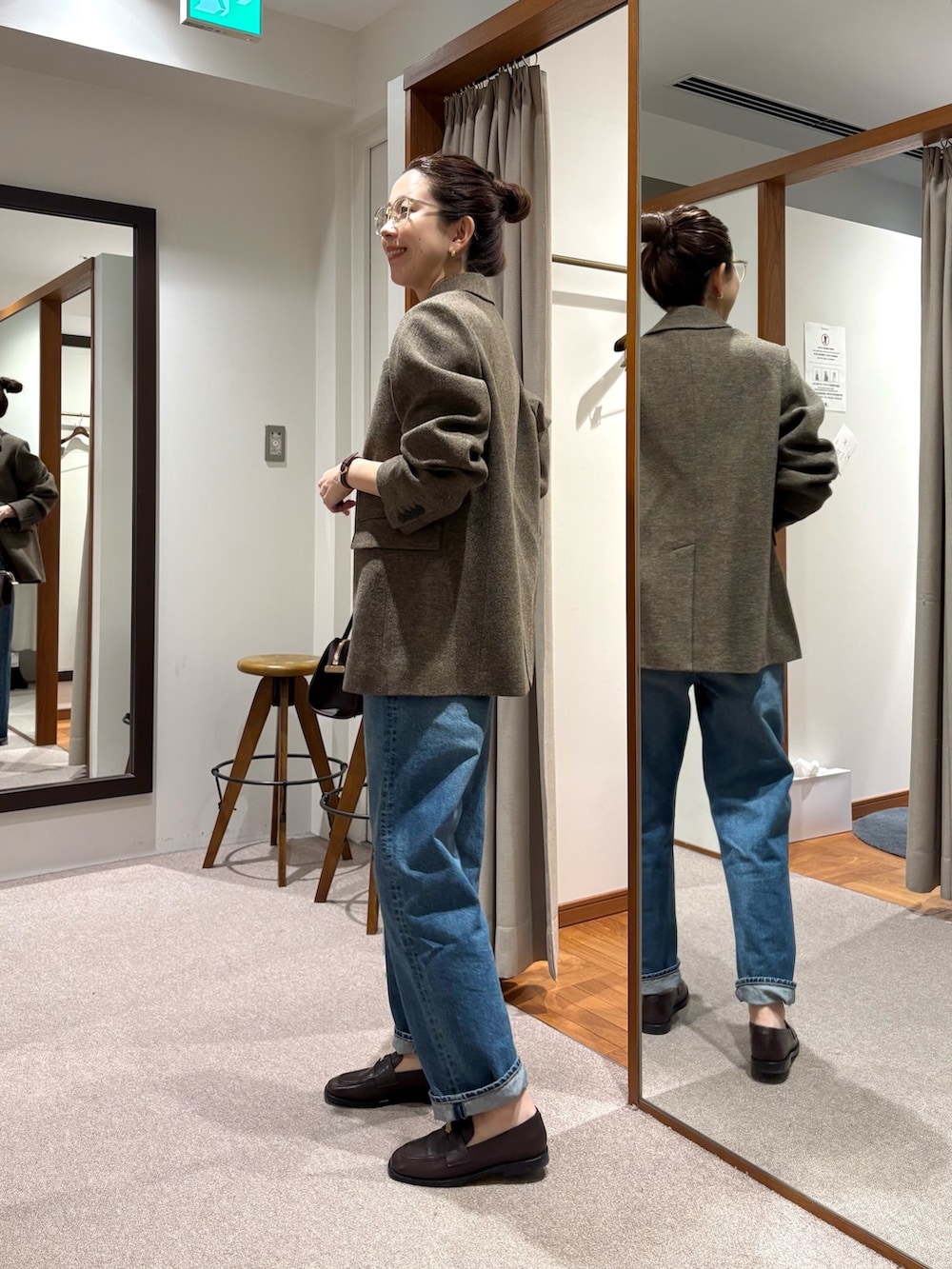 その他のニット/セーター、ブルー系のデニムパンツ、ブラウン系のローファーを着用したレディースの冬コーディネートの2枚目の写真