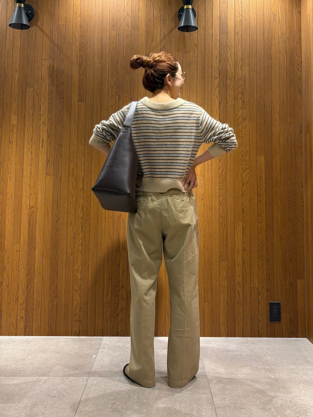ホワイト系のニット/セーター、ブラック系のローファー、ベージュ系のその他パンツを着用したレディースの秋コーディネートの3枚目の写真
