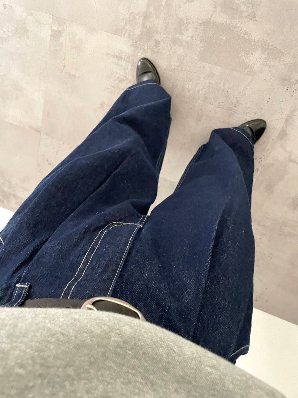 ブルー系のTシャツ/カットソー、ブルー系のデニムパンツ、グレー系のニット/セーターを着用したレディースの冬コーディネートの3枚目の写真