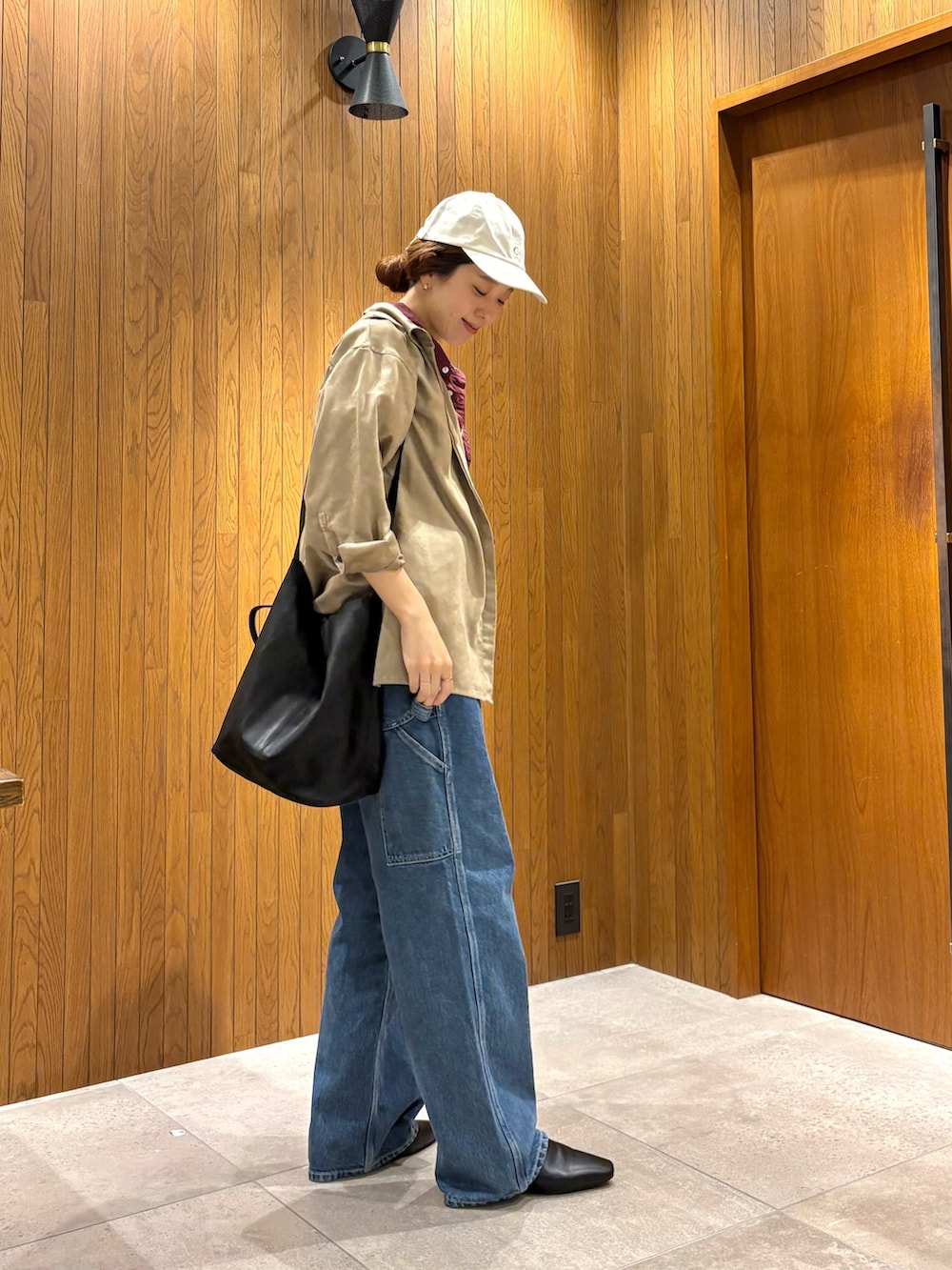 ブルー系のデニムパンツ、レッド系のシャツ/ブラウス、ブラック系のローファーを着用したレディースの夏コーディネートの3枚目の写真