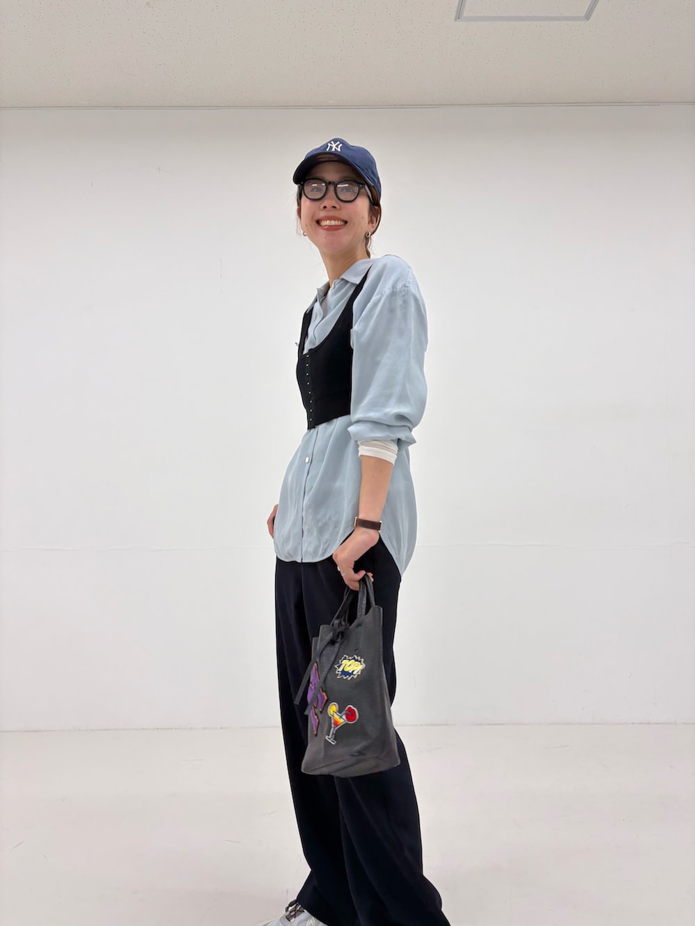 ブラック系のニット/セーター、ブルー系のシャツ/ブラウス、ブルー系のその他パンツを着用したレディースの夏コーディネートの6枚目の写真