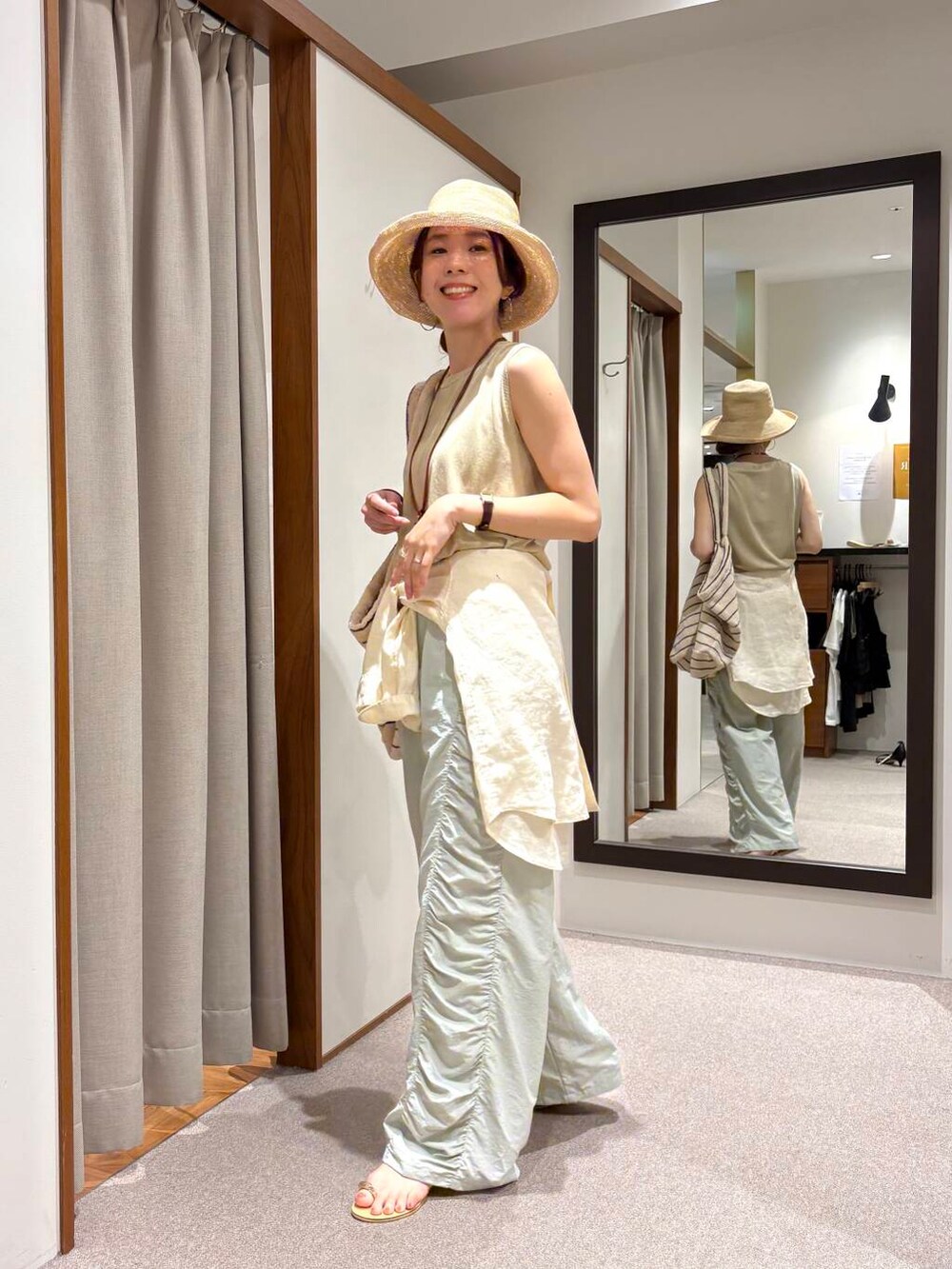 グリーン系のその他パンツ、ホワイト系のシャツ/ブラウス、ベージュ系のタンクトップを着用したレディースの夏コーディネートの2枚目の写真