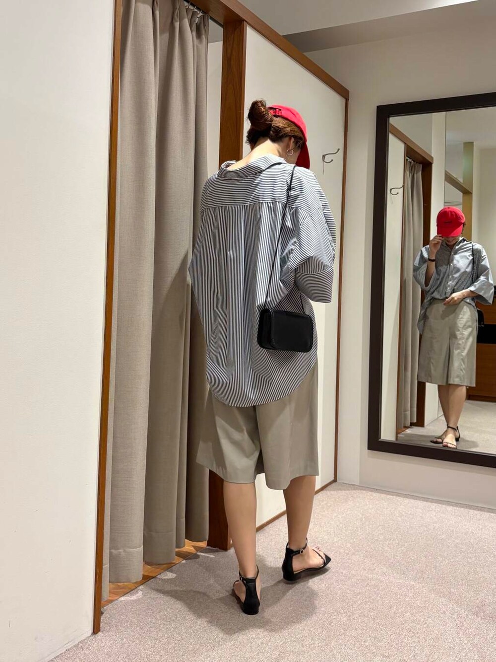 グレー系のその他パンツ、ブラック系のショルダーバッグ、ブラウン系のサンダルを着用したレディースの夏コーディネートの3枚目の写真