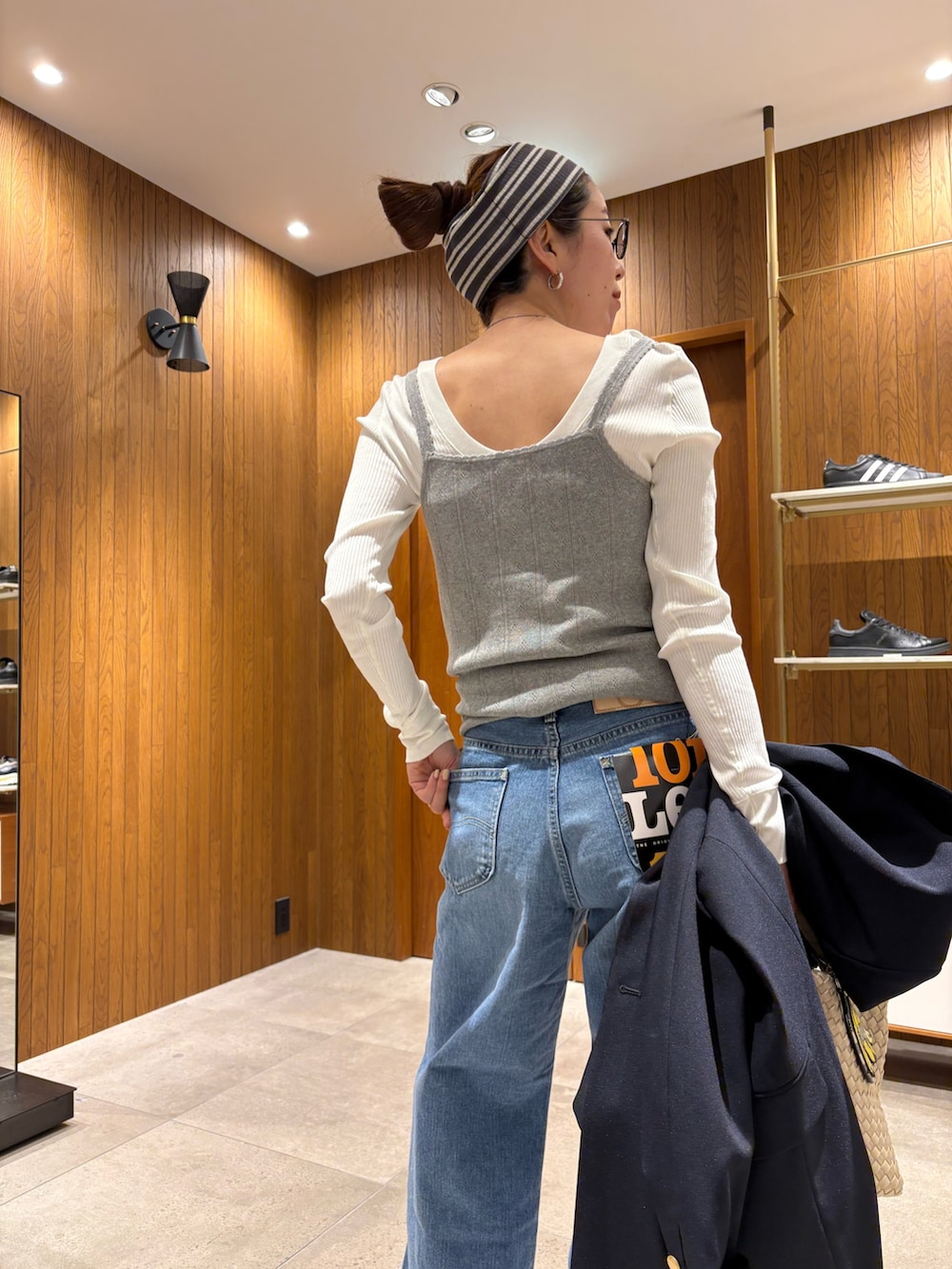 ブルー系のデニムパンツ、グレー系のニット/セーター、ブルー系のその他アウターを着用したレディースの冬コーディネートの7枚目の写真