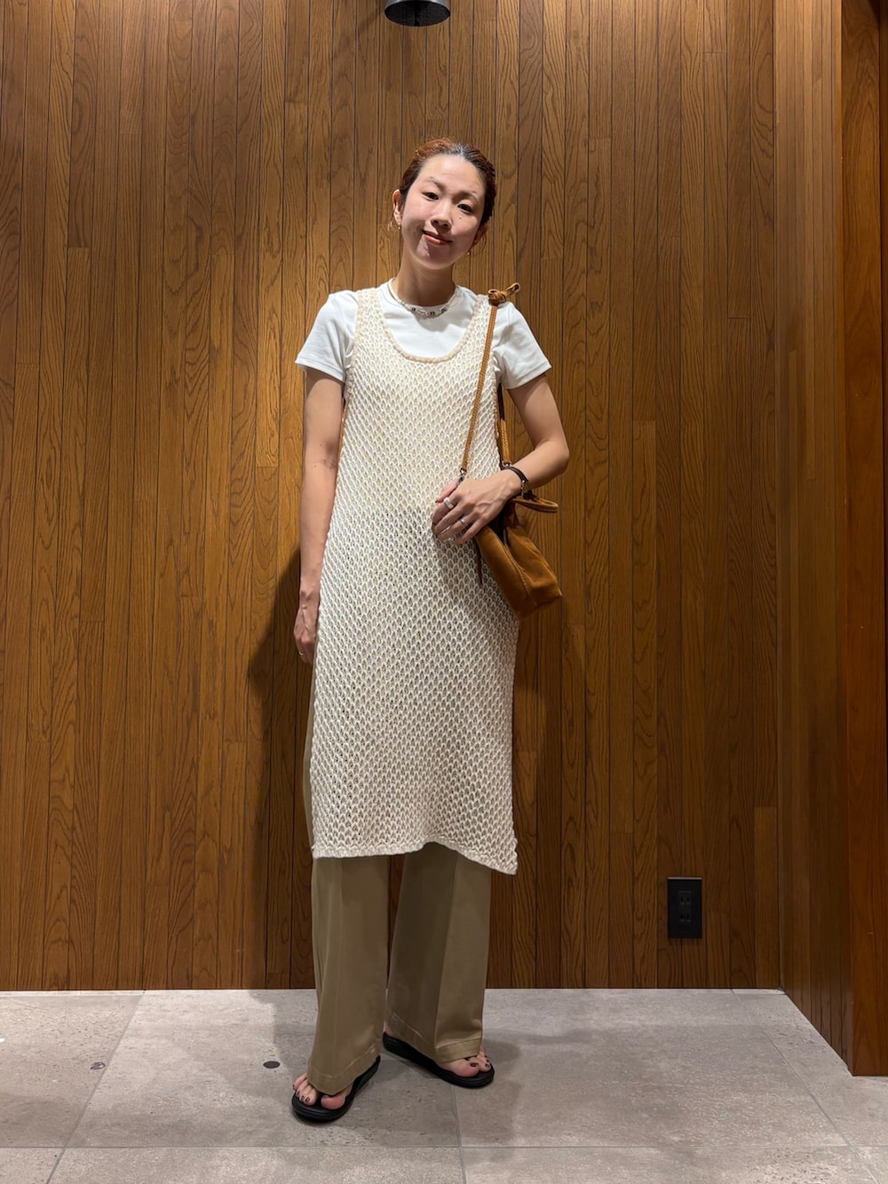 ホワイト系のチュニック、ベージュ系のその他パンツ、ホワイト系のTシャツ/カットソーを着用したレディースの夏コーディネートの6枚目の写真
